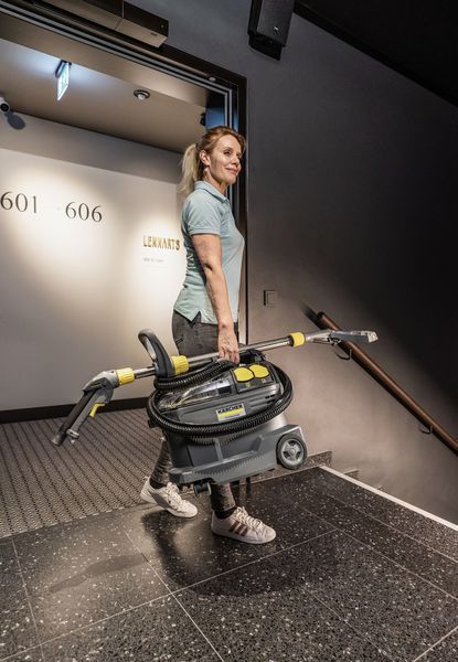 Професійний миючий пилосос Karcher Puzzi 8/1 Adv : 1200 Вт (1.100-241.0) 1.100-241.0 фото
