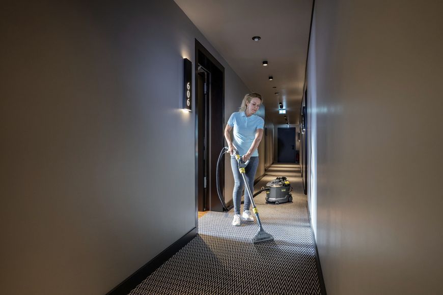 Професійний миючий пилосос Karcher Puzzi 8/1 Adv : 1200 Вт (1.100-241.0) 1.100-241.0 фото