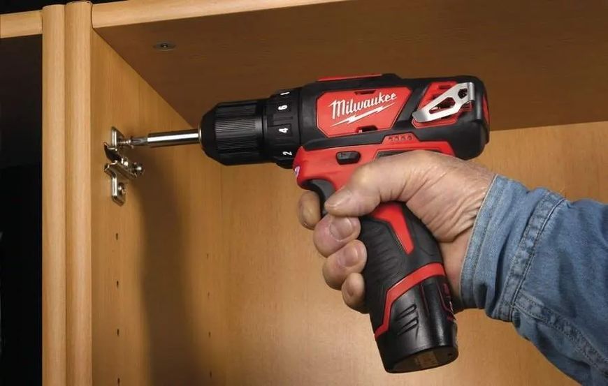 Потужний дрель-шуруповерт Milwaukee M12 BDD-202C : АКБ 12V, 2 Аh, 30 Нм, 2 акума + зарядне + кейс 4933441915 4933441915 фото