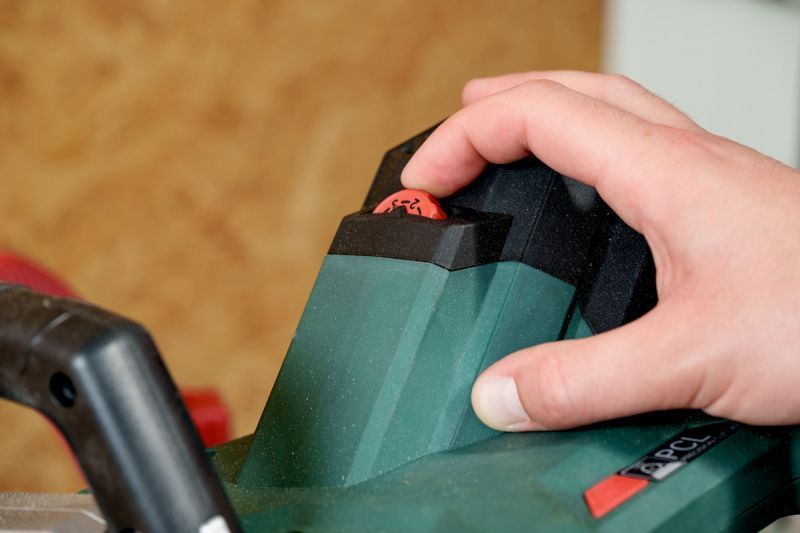Пила торцовочная с протяжкой METABO KGSV 254 MC (регуляция) 615254000 фото