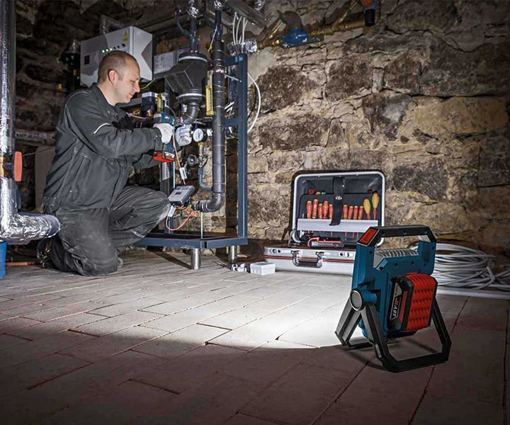 Профессиональный фонарь светодиодный аккумуляторный Bosch GLI 18V-1900 : без АКБ, 14,4/18 V 0601446400 фото