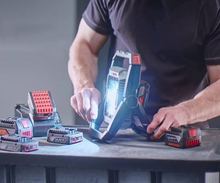 Профессиональный фонарь светодиодный аккумуляторный Bosch GLI 18V-1900 : без АКБ, 14,4/18 V 0601446400 фото