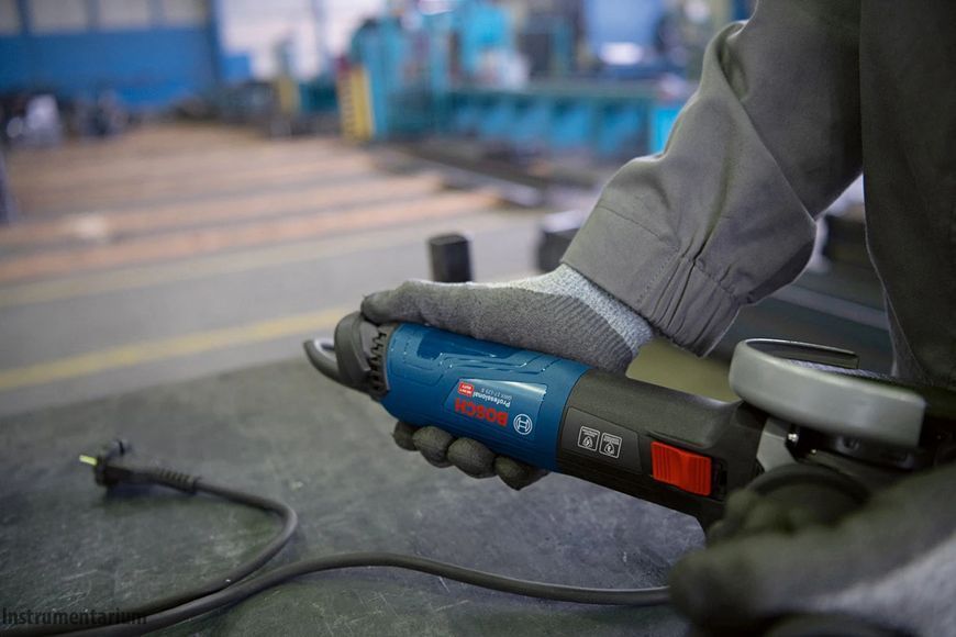 Профессиональная болгарка Bosch GWS 17-125 S: 1700 Вт, диск 125мм, с регулировкой оборотов 06017D0300 фото