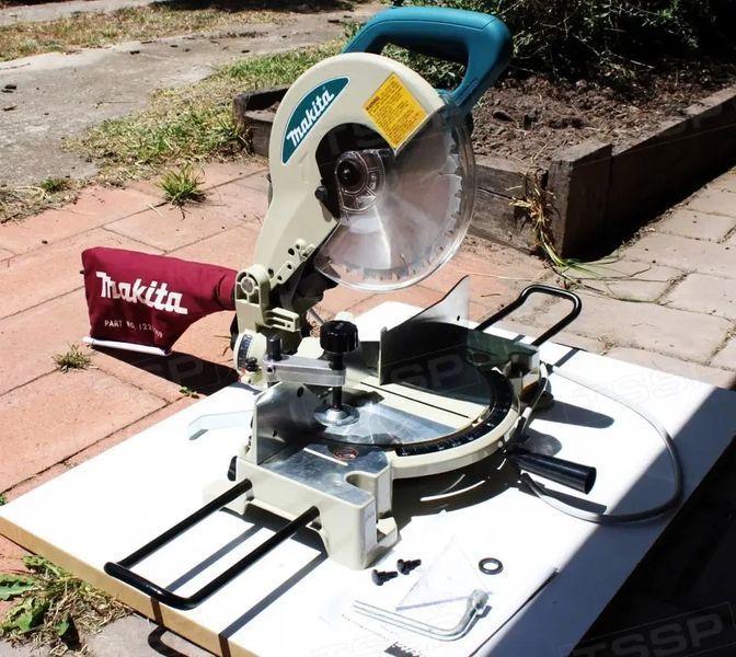 Ручная торцовочная пила без протяжки по дереву Makita LS1040N : 1650 Вт, глубина реза 93мм, круг 255 мм LS1040N фото