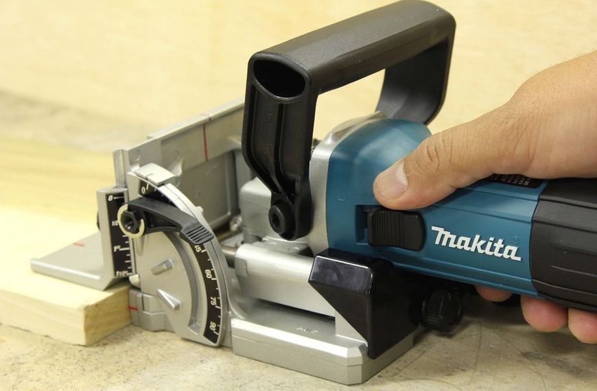 Профессиональный фрезер ламельный для шкантов и пазов MAKITA PJ7000J : 710 Вт фрезер для плоских разъемов PJ7000J фото
