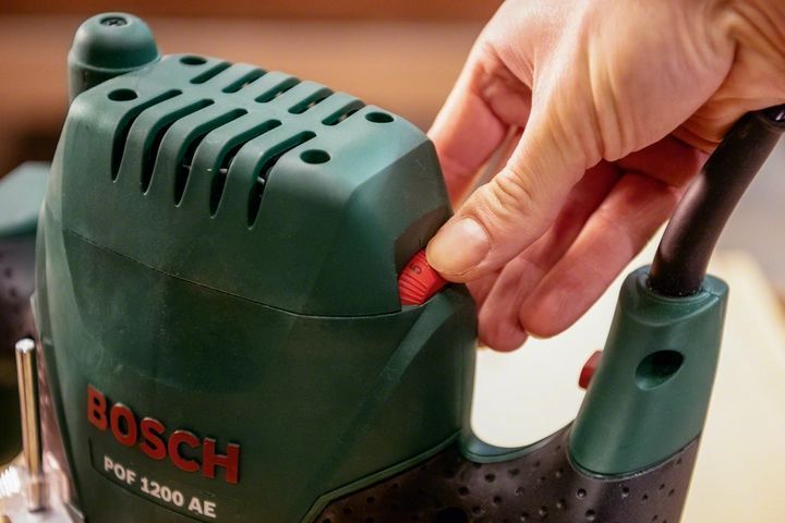 Профессиональный ручной столярный фрезер по дереву Bosch POF 1200 AE: 1200 Вт, 6-8 цанга, 28000 об/мин 060326A100 фото