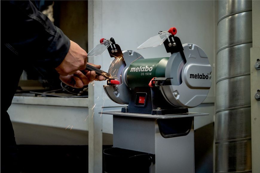 Профессиональная точила для заточки Metabo DS 125 M : 200 Вт, диск 125х20х20 мм, 2980 об/мин. 604125000 фото