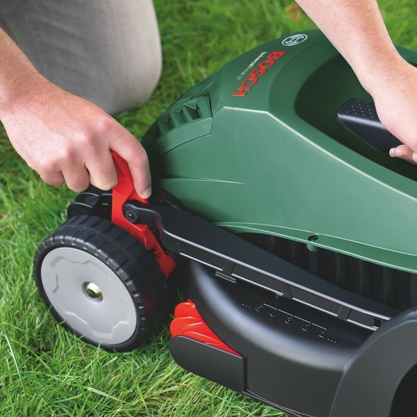 Газонокосарка електрична Bosch UniversalRotak 37-555 : 1.4 кВт, ширина захвата 37 см (06008A6501) 06008A6501 фото