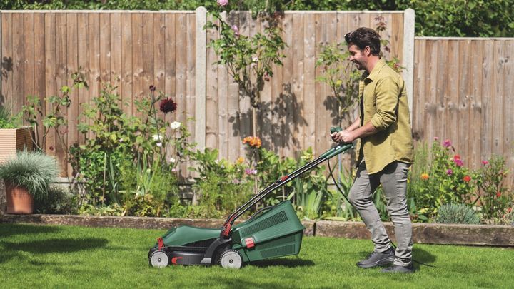 Газонокосарка електрична Bosch UniversalRotak 37-555 : 1.4 кВт, ширина захвата 37 см (06008A6501) 06008A6501 фото
