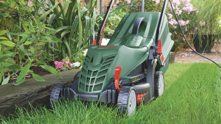 Газонокосарка електрична Bosch UniversalRotak 37-555 : 1.4 кВт, ширина захвата 37 см (06008A6501) 06008A6501 фото