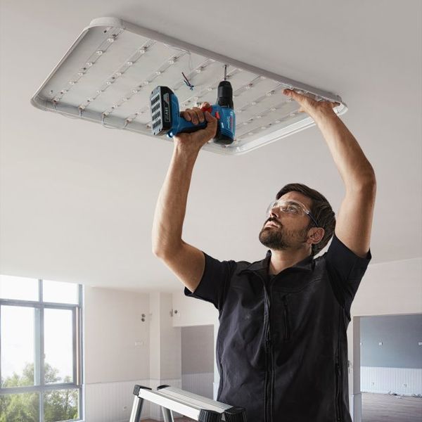 Аккумуляторная бесщеточная дрель-шуруповерт Bosch GSR 185-LI Professional : 2 АКБ 18V 2.0Ah + З/П 06019K3000 фото
