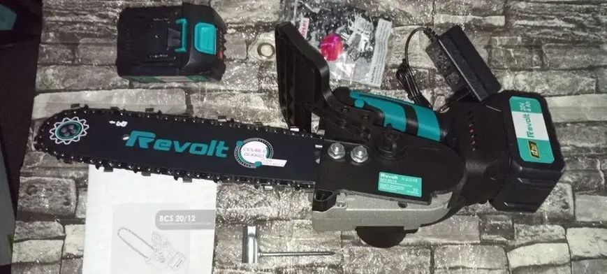 Акумуляторна ланцюгова пила Revolt BCS 20/12 (20V) портативна міні-пила 2 акумулятори в кейсі для обрізки дерев та розпилу дров BCS 20/12 фото