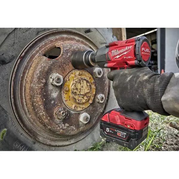 Гайковерт высокомоментный MILWAUKEE 1/2" (881 Нм) с кольцом M18 FMTIW2F12-502X 4933478450 фото