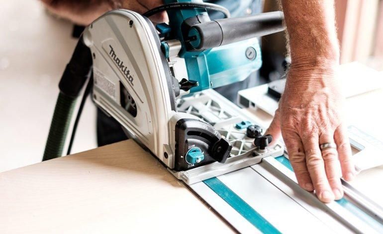 Професійна ручна заглибна дискова пила Makita SP 6000J : 1300 Вт, 165мм, 55мм глибини погружна в кейсі + лінійка 1.5м SP6000J лінійка фото