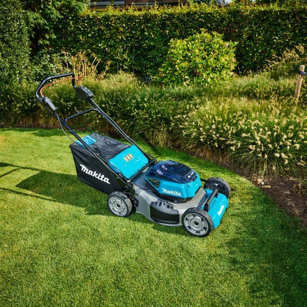 Газонокосарка акумуляторна Makita DLM532PT4 : 18 В акумулятор 4 шт на 5 Ач + зарядка DC18RD DLM532PT4 фото