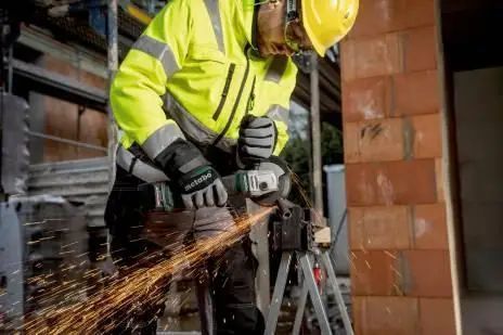 Мощная аккумуляторная болгарка Metabo W 18 L BL 9-125: с АКБ 2шт-18В/4,0Ач, 125мм диск (602374510) 602374510 фото