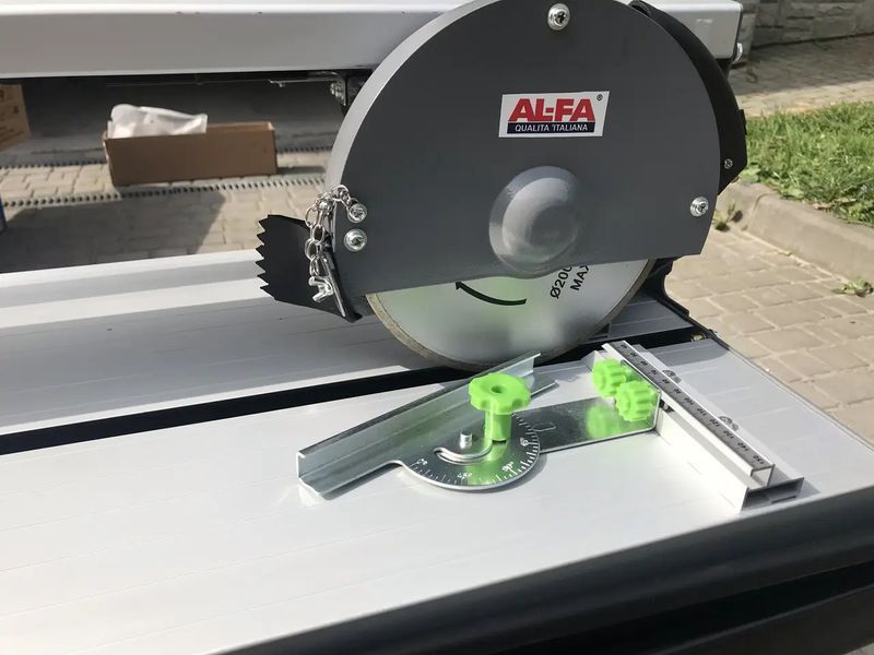 Потужний плиткоріз електричний AL-FA ALTC200: 1500 Вт, глибина різу-35 мм - 200 мм диск,водяне охолодження ALTC200 фото