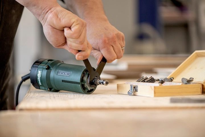 Професійний ручний столярний фрезер кромковий по дереву Metabo FM 500-6 : 500 Вт, 6 цанга, х.х.32000 об/хв електрофрезер 601741000 фото