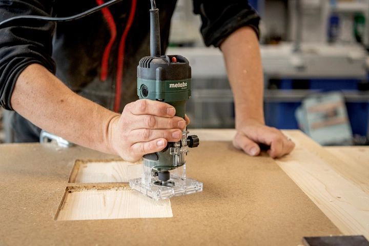Професійний ручний столярний фрезер кромковий по дереву Metabo FM 500-6 : 500 Вт, 6 цанга, х.х.32000 об/хв електрофрезер 601741000 фото