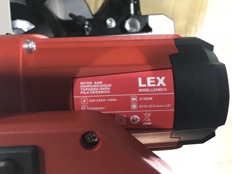 Профессиональная торцовочная пила LEX LXCM210 : 2100 Вт, диск 210х25.4 мм, лазерный маркер LXCM210 фото