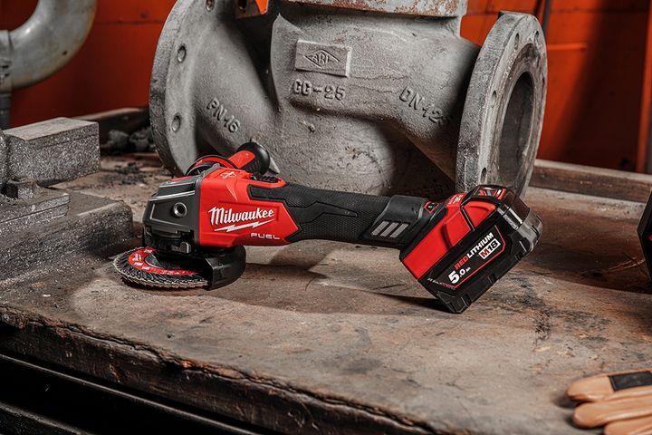 Шлифмашина угловая аккумуляторная MILWAUKEE M18 FSAGV125XB-0X (18В/каркас/кейс) 4933478436 фото