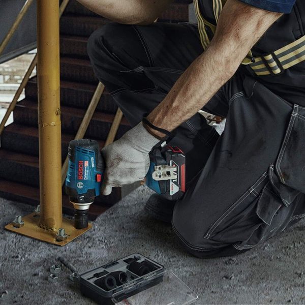 Професійний акумуляторний ударний гайковерт Bosch Professional GDS 18V-400 : без АКБ, 400 Hm, 2500 об/хв, 3700 уд/хв 06019K0021 фото