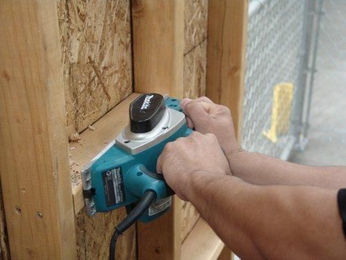 Електричний ручний рубанок (фуганок) MAKITA KP0800 : 620 Вт, ширина 82мм, глибина 2.5мм, 2.6 кг (електрорубанок) KP0800 фото